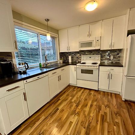 North Nanaimo Gem - Garden-View Room With Private Ensuite ภายนอก รูปภาพ