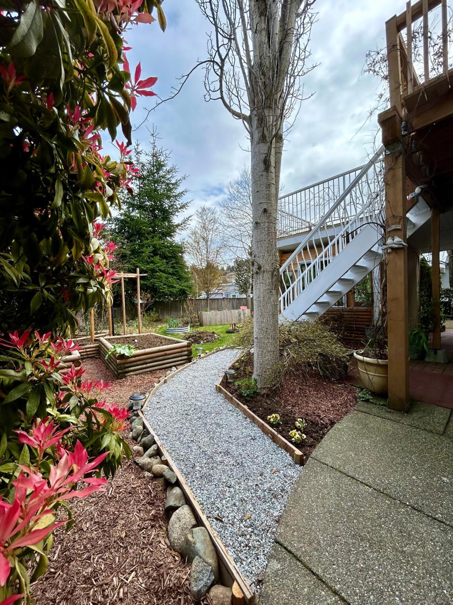 North Nanaimo Gem - Garden-View Room With Private Ensuite ภายนอก รูปภาพ