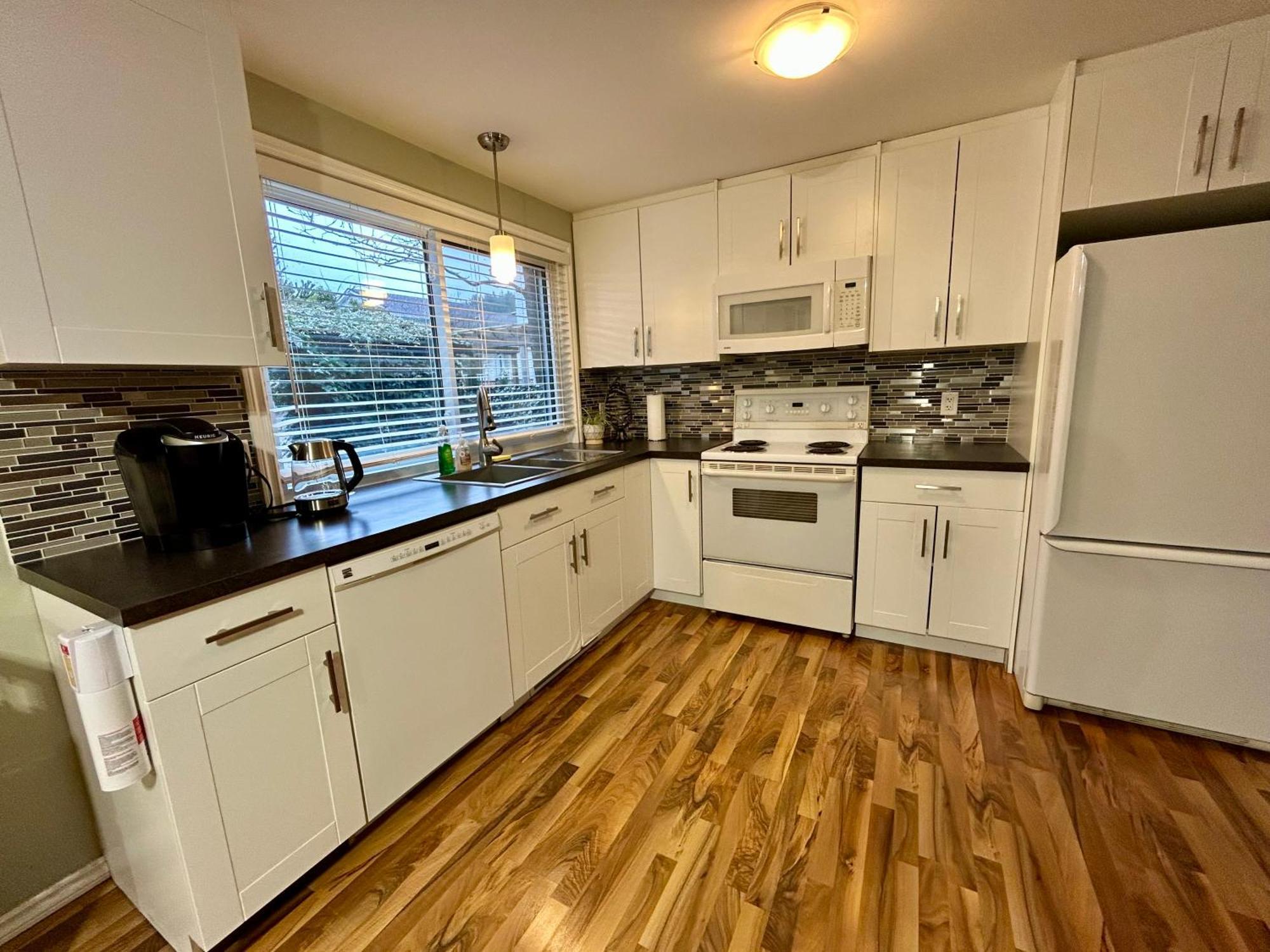North Nanaimo Gem - Garden-View Room With Private Ensuite ภายนอก รูปภาพ