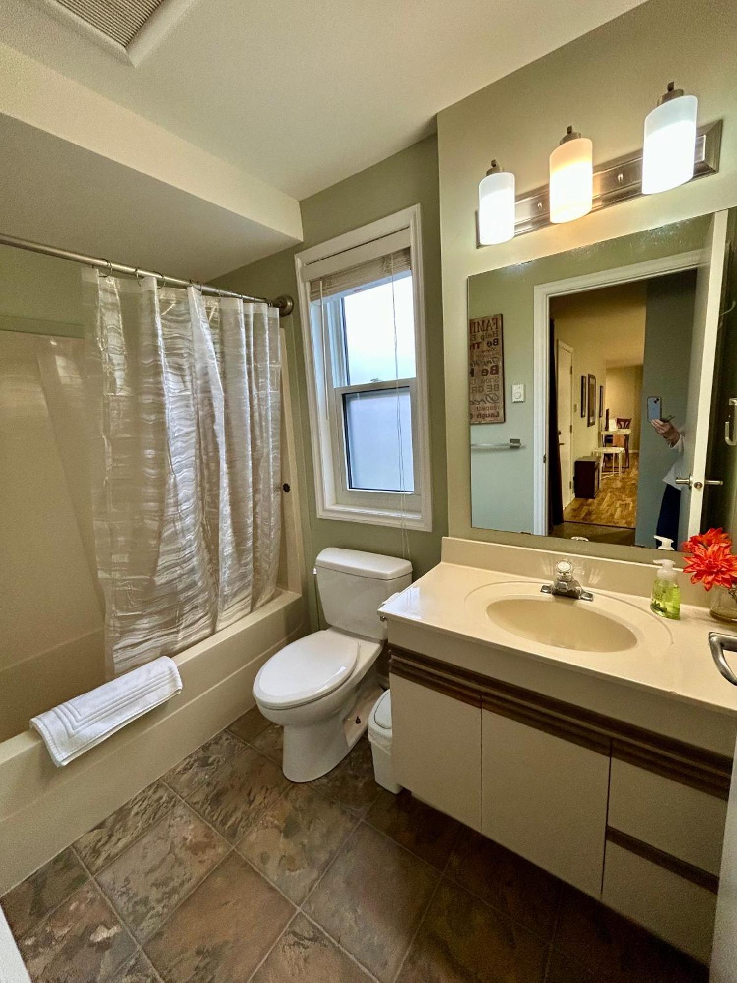 North Nanaimo Gem - Garden-View Room With Private Ensuite ภายนอก รูปภาพ